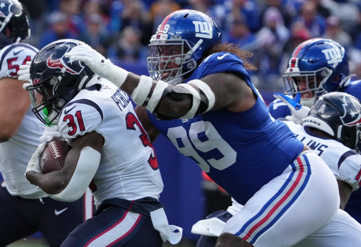 Dameon Pierce of the Texans is chased down by Leonard Williams of the Giants in the first half.